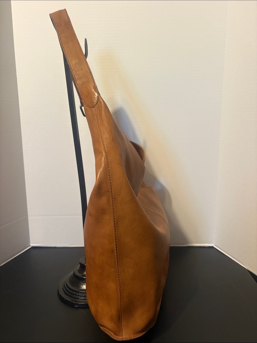 Everyday Leather Hobo Bag - Cognac - Picture 3 of 8